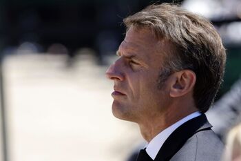 Macron descarta dimitir 