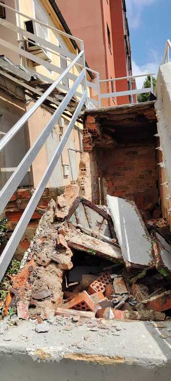 Evacúan a dos ancianos tras derrumbarse la escalera de su casa