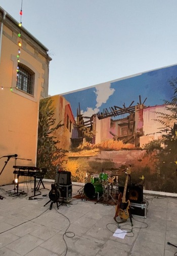 Los pintores pensionados pintan un mural en La Cárcel