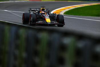 El sancionado Verstappen conquista en mojado la 'pole' en Spa