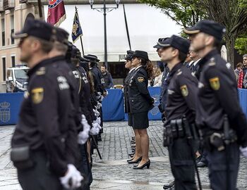 Debate en el uniforme femenino de la Policía Nacional