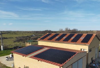 Torrecaballeros instala 63 paneles solares en la depuradora