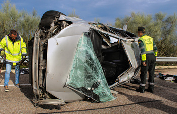 Un fallecido y siete heridos tras el vuelco de una furgoneta