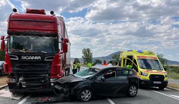 Dos heridos en un choque entre un coche y un camión en la N-VI