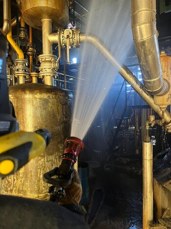 Los bomberos actúan en un incendio en una empresa de Coca