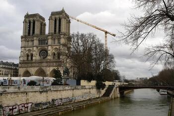 Macron visita Notre Dame cinco años después del incendio