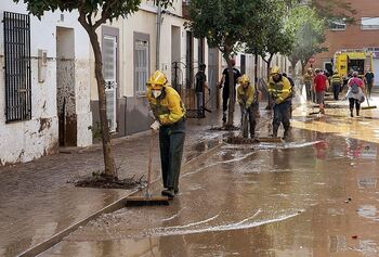 Cuando los héroes llevan cepillos, palas y mangueras