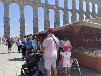 Segovia se viste de romana a los pies del Acueducto