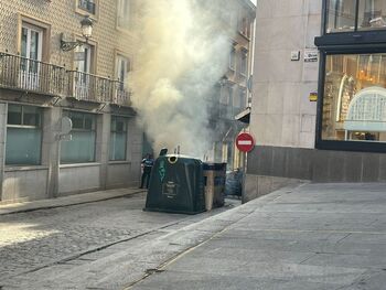 Incendian un contenedor en la Calle Real a plena luz del día