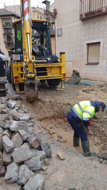 Sin agua en dos calles de San Millán por un reventón