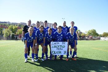 Clara sólo quiere jugar al fútbol