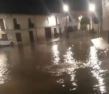Inundación en la Plaza Mayor de Cantimpalos por una tormenta