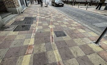 Un reguero afea la acera de la calle José Zorrilla