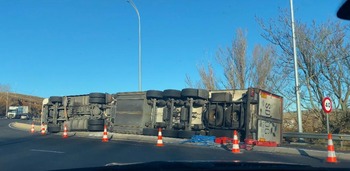 Vuelca un camión en la rotonda de Tejadilla