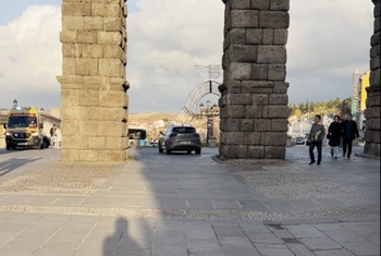 Otro coche que cruza bajo los arcos del Acueducto