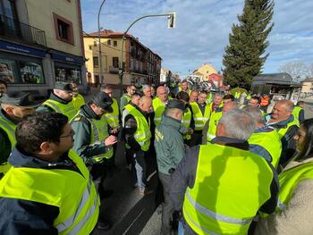 Los antidisturbios impiden el paso de tractores hacia Madrid