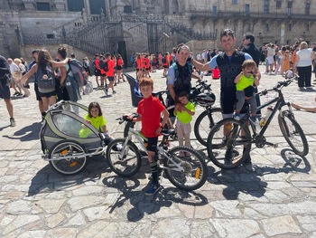 La familia que ha hecho 92 km del Camino en bici con sus hijos