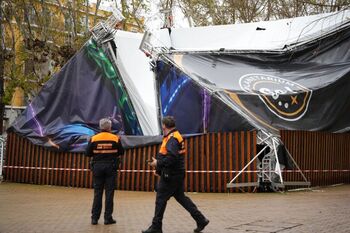 Tres niños heridos al derrumbarse una carpa en Sevilla