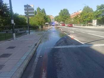 Vuelve a reventar una tubería de agua en Vía Roma