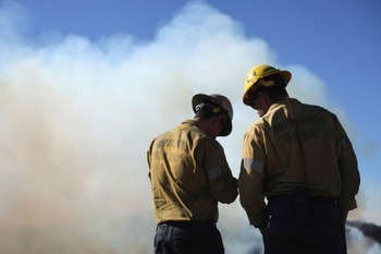 El incendio del sur de California amenaza a Brentwood y Encino