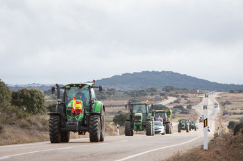 Cientos de agricultores vuelven a las carreteras