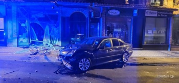 Un coche se estrella contra el escaparate de una tienda