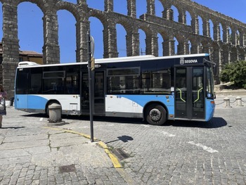 El triste episodio de una mujer con parkinson en un bus urbano