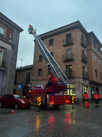 El fuerte viento provoca una quincena de incidentes en Segovia