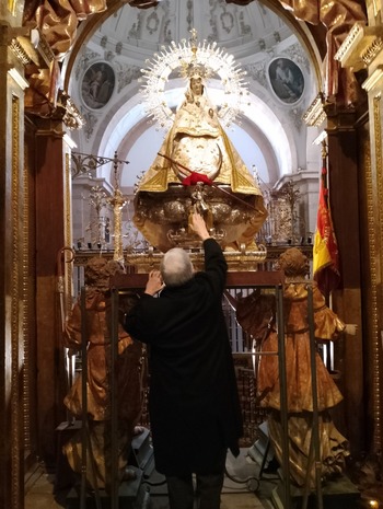 El obispo César Franco entrega su cruz pectoral a la Fuencisla