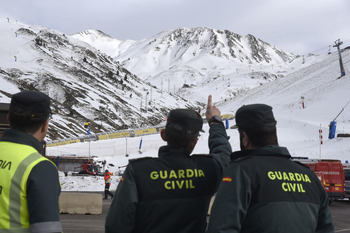 Dos heridos graves tras la caída de un telesilla en Astún