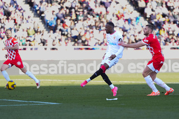 El Sevilla asalta Girona con un gol de Lukebakio en el 88'